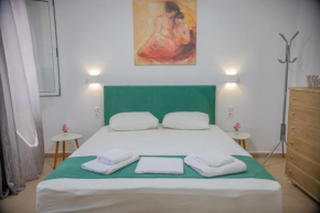 Floras Apartment - At the Center of It All